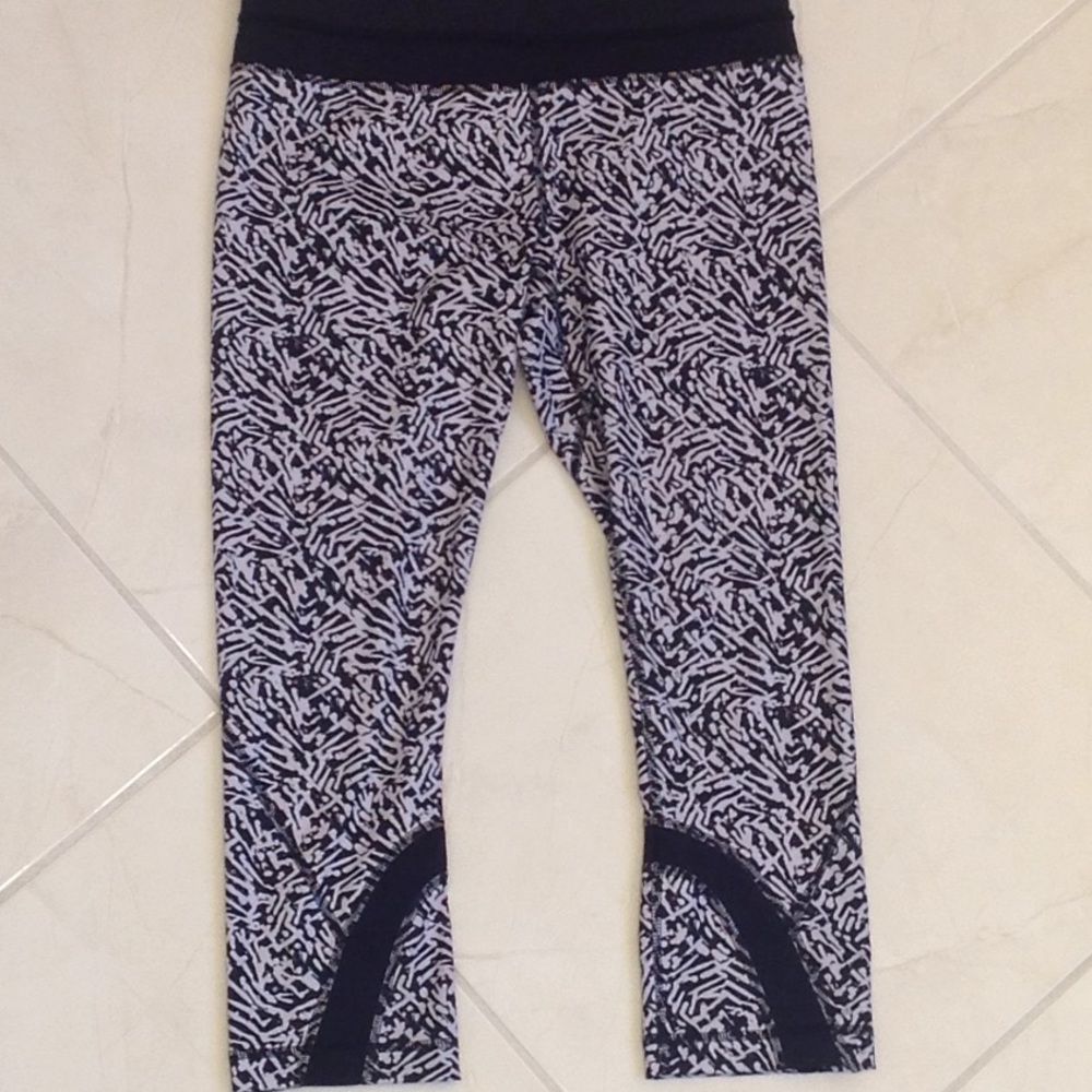 LULULEMON ATHLETICA Capri leggings. EUC Size 6